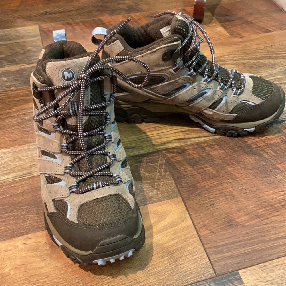 Merrell Women’s Moab 2 Mid Waterproof Hiking Boots